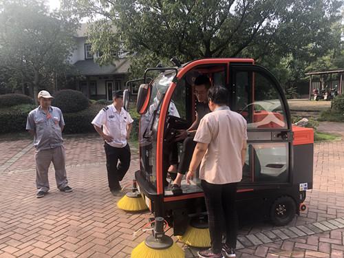 学校使用全关闭驾驶式扫地车GS8